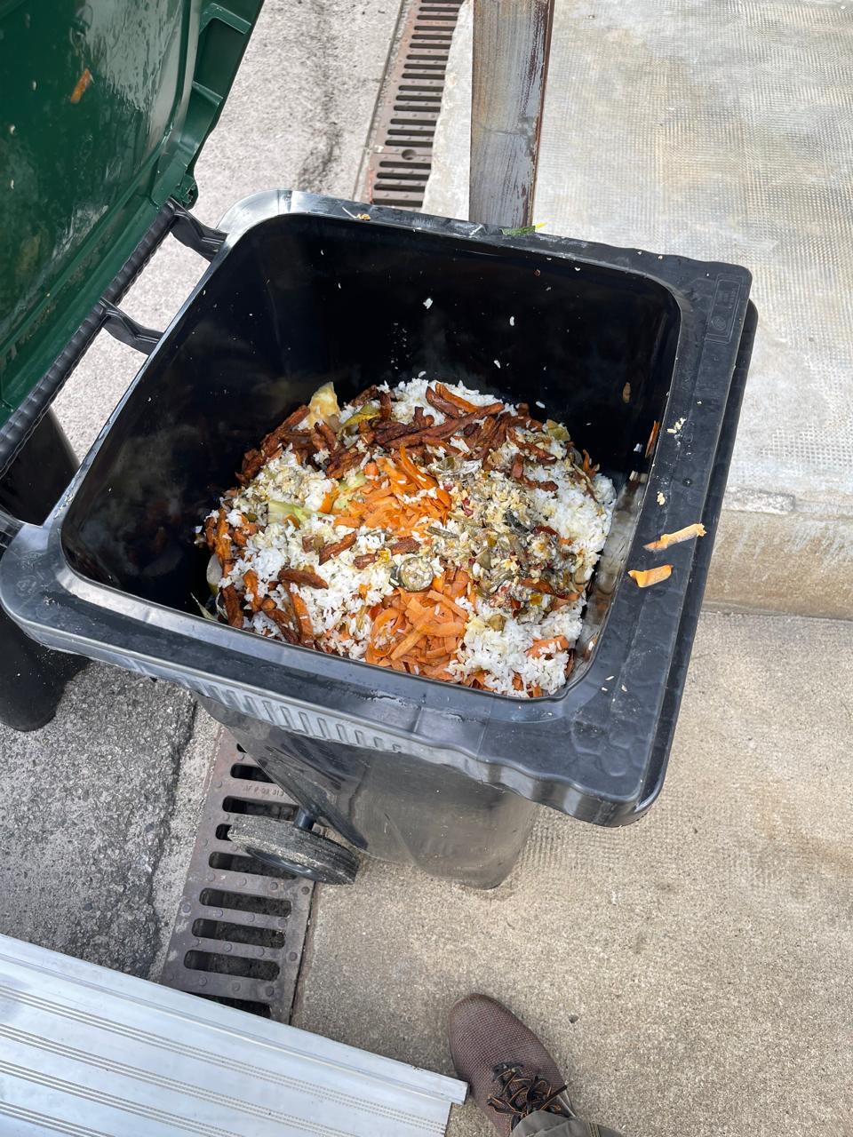 Bac de collecte AGRECO contenant des restes alimentaires comme du riz, des épluchures de légumes et des déchets de cuisine prêts à être valorisés